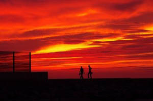 大学の前の島見浜で撮影した写真『夕焼けと釣り人』。
