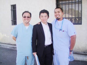 ③透析室スタッフと記念撮影、ロサンゼルスにて。