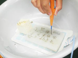 ①電気メスで豆腐とこんにゃくを切ると・・・。