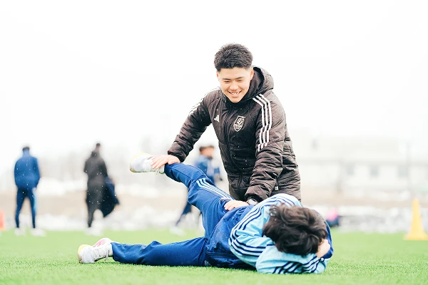 ストレッチをしている学生