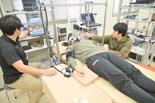 測定している学生