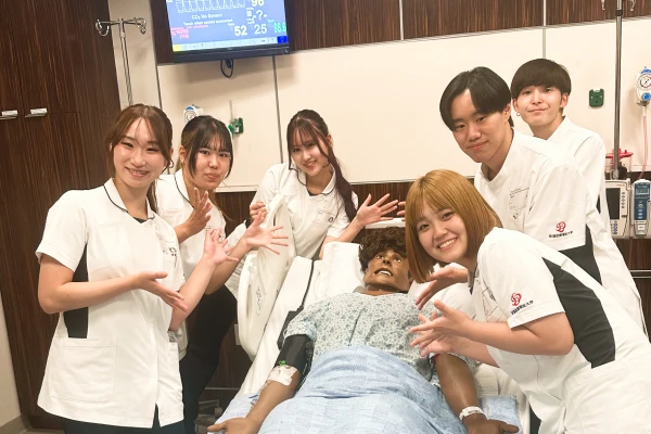 実習をする学生