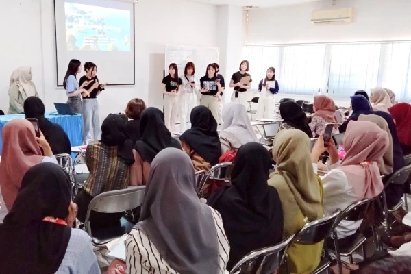 研修をする学生