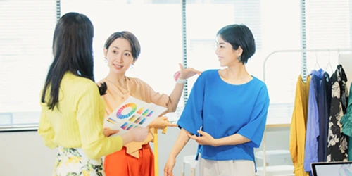 服の色を決めている女性陣