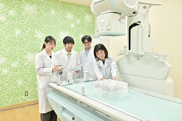 実習をする学生