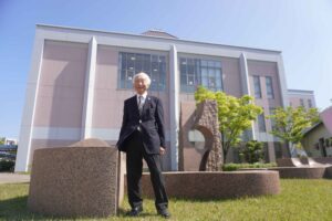 【創立記念日】大学モニュメント「ももたろう」――実は“チーム医療・医療福祉連携”を象徴するシンボル