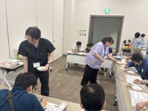 葛根湯から食べ物を見つけている様子